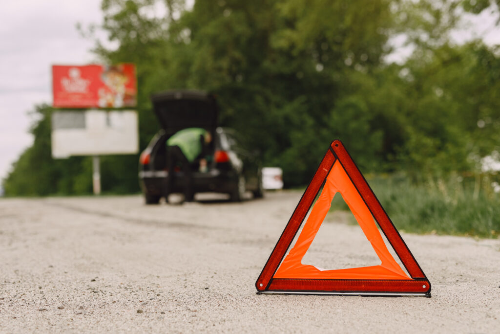 riángulo de seguridad y auto averiado: qué hacer si el carro no enciende en carretera.
